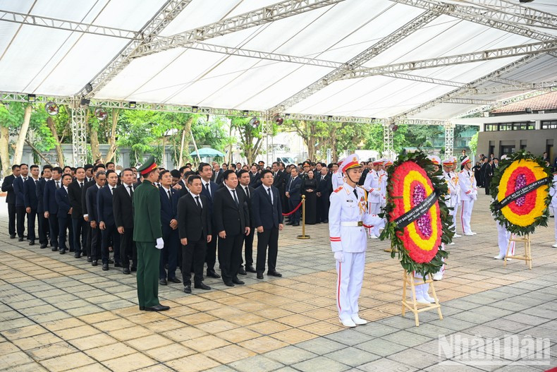 La delegación del Comité de Gestión de Capital Estatal en empresas de Vietnam rinde homenaje al secretario general Nguyen Phu Trong.