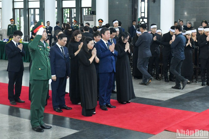 La delegación de la Editorial Política Nacional-Su That (Verdad).