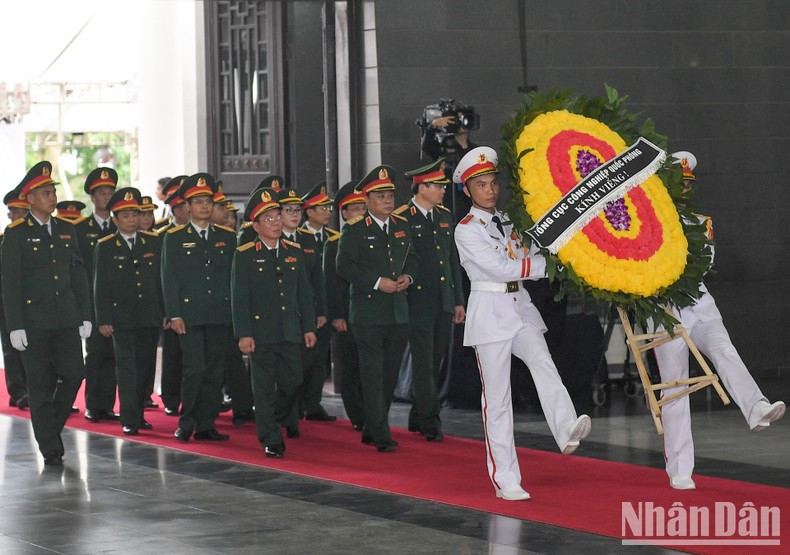 La delegación de la Dirección General de Industria de Defensa (Ministerio de Defensa de Vietnam).
