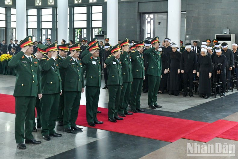 La delegación de la Dirección General de Política del Ejército Popular de Vietnam del Ministerio de Defensa.