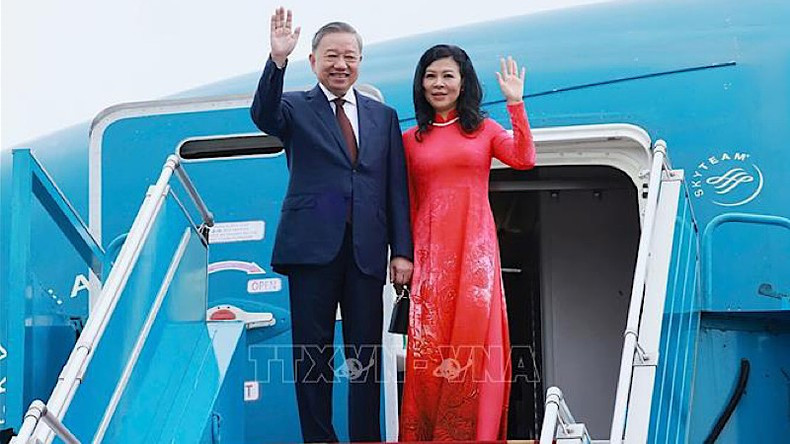 El secretario general del Partido Comunista de Vietnam y el presidente del país, To Lam, y su esposa en el Aeropuerto Internacional de Noi Bai, en Hanói.