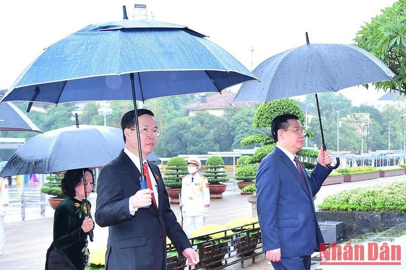 El titular legislativo Vuong Dinh Hue, el miembro permanente del Secretariado del Comité Central del Partido Comunista (PCV), Vo Van Thuong y la jefa del Comité de Organización del Comité Central del PCV, Truong Thi Mai rinden tributo al Presidente Ho Chi Minh. El titular legislativo Vuong Dinh Hue, el miembro permanente del Secretariado del Comité Central del Partido Comunista (PCV), Vo Van Thuong y la jefa del Comité de Organización del Comité Central del PCV, Truong Thi Mai rinden tributo al Presidente Ho Chi Minh.