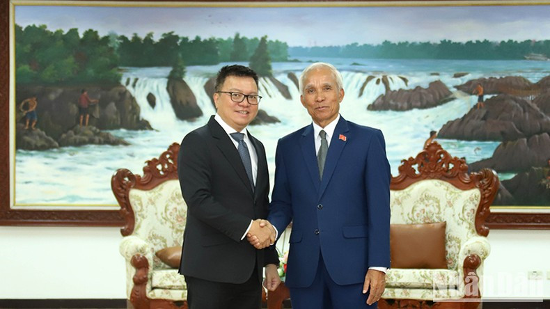 Quoc Minh y el secretario del Comité Central del PPRL, jefe de su Comisión de Comunicación y Entrenamiento y presidente del Consejo Teórico Central, Khamphan Pheuyavong. Quoc Minh y el secretario del Comité Central del PPRL, jefe de su Comisión de Comunicación y Entrenamiento y presidente del Consejo Teórico Central, Khamphan Pheuyavong.