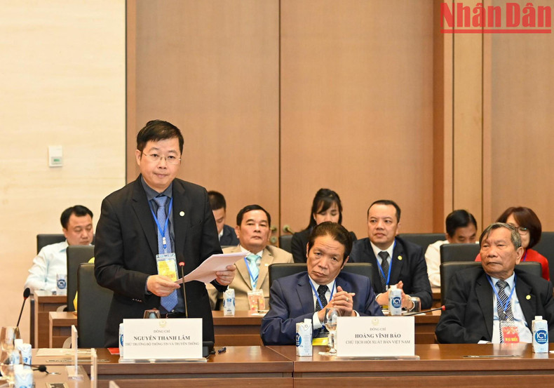 El viceministro de Información y Comunicación Nguyen Thanh Lam presenta un informe en el evento. El viceministro de Información y Comunicación Nguyen Thanh Lam presenta un informe en el evento.