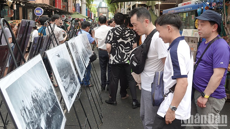 Turistas extranjeros visitan la exposición. Turistas extranjeros visitan la exposición.