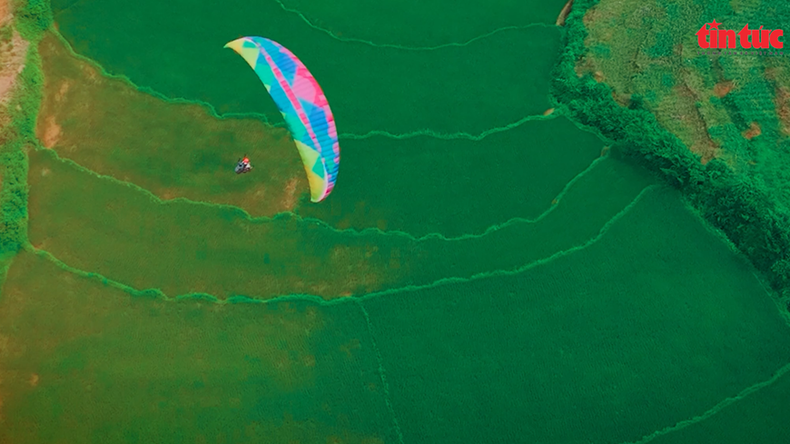 Gracias al majestuoso paisaje, el pico U Bo se convierte en un punto ideal para saltar en paracaídas.(Foto: VNA)
