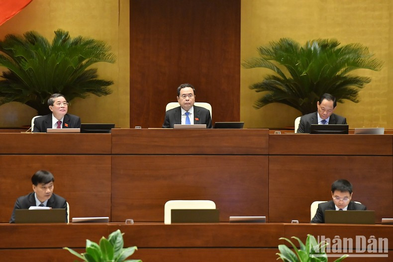 El presidente de la Asamblea Nacional, Tran Thanh Man, y los vicetitulares legislativos moderan la sesión.
