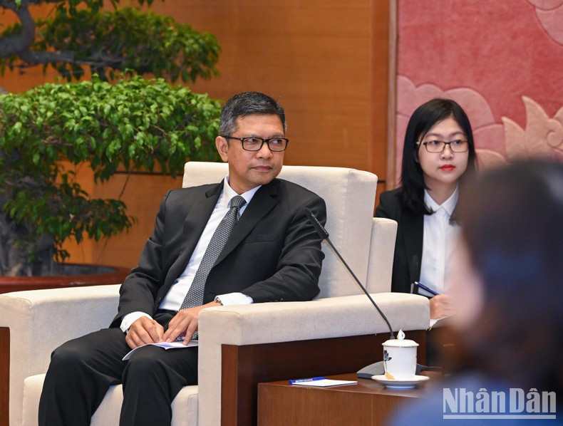 El diplomático indio interviene.