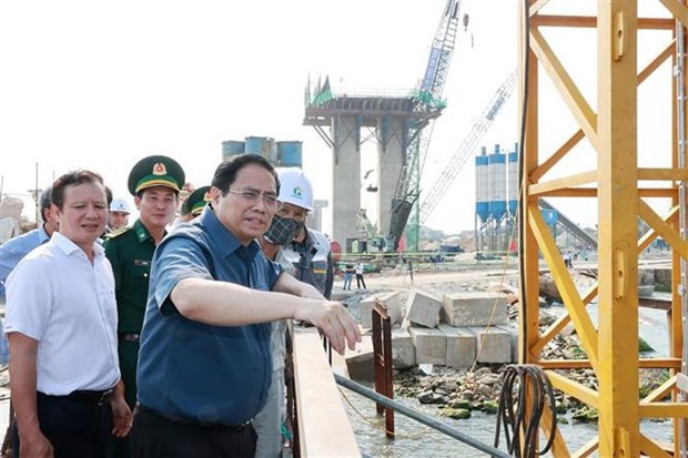 El prermier vietnamita, Pham Minh Chinh, realiza una visita de inspeccionar la construcción del puente que cruce la desembocadura marítima de Thuan An.