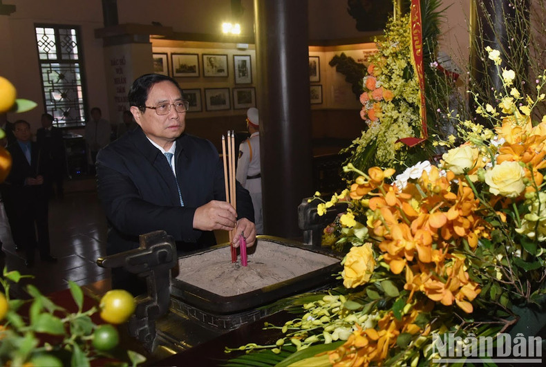 Minh Chinh ofrece incensos en homenaje al Presidente Ho Chi Minh.