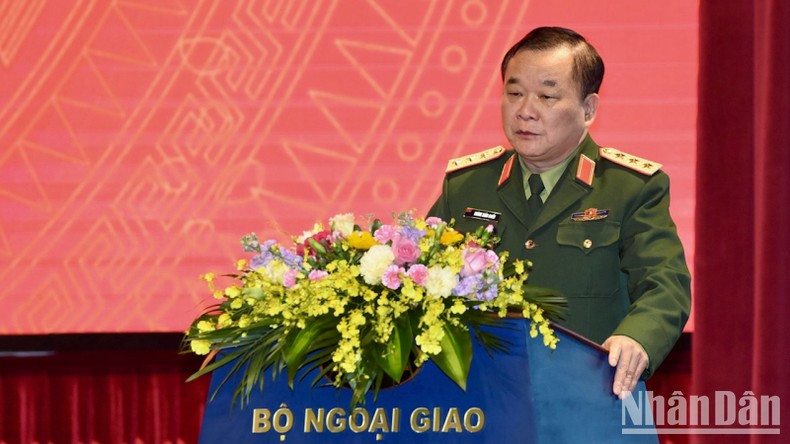El mayor teniente superior Hoang Xuan Chien, viceministro de Defensa Nacional, presenta su ponencia. El mayor teniente superior Hoang Xuan Chien, viceministro de Defensa Nacional, presenta su ponencia.