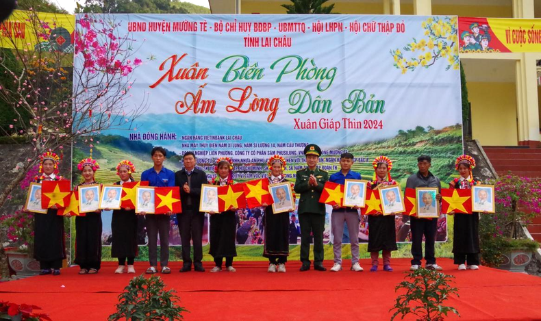 Representantes del Alto Mando de la Guardia Fronteriza de la provincia norteña de Lai Chau otorgan la bandera nacional y el retrato del Presidente Ho Chi Minh a los pobladores de la aldea de Tho Ma, comuna de Pa Ve Su, distrito de Muong Te. Representantes del Alto Mando de la Guardia Fronteriza de la provincia norteña de Lai Chau otorgan la bandera nacional y el retrato del Presidente Ho Chi Minh a los pobladores de la aldea de Tho Ma, comuna de Pa Ve Su, distrito de Muong Te.