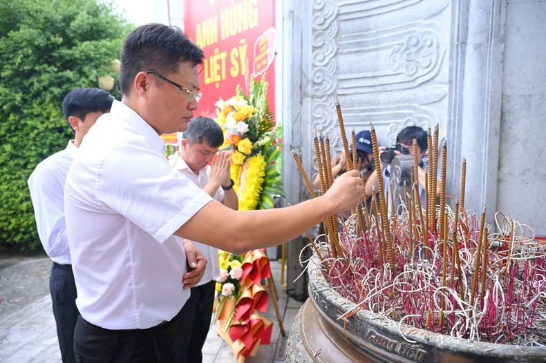 El editor jefe del periódico Nghe An, Ngo Duc Kien, ofrece incienso en memoria a los mártires.