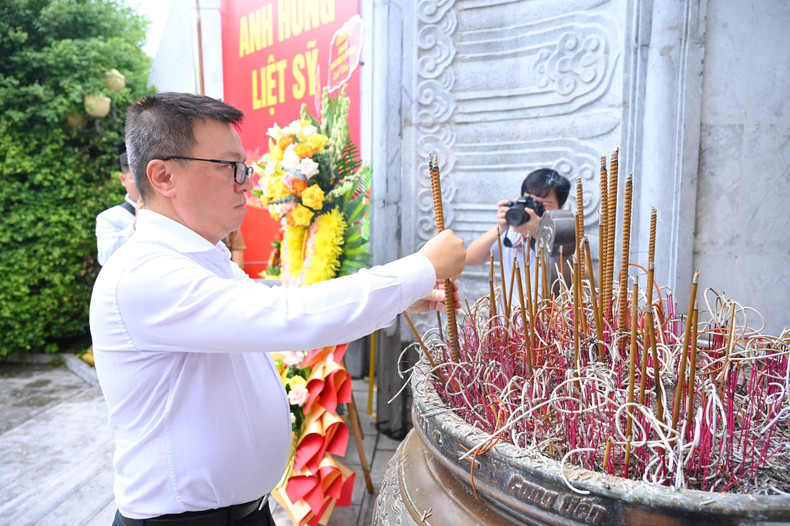 Le Quoc Minh, ofrece incienso en homenaje a los mártires heroicos.