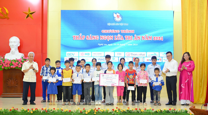 La Asociación de Periodistas de Vietnam y los patrocinadores otorgan obsequios a estudiantes pobres con excelentes resultados académicos.