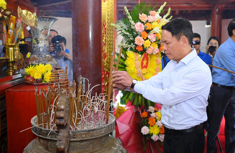 Nguyen Duc Loi, vicepresidente permanente de la Asociación de Periodistas de Vietnam, rinde tributo al Presidente Ho Chi Minh.
