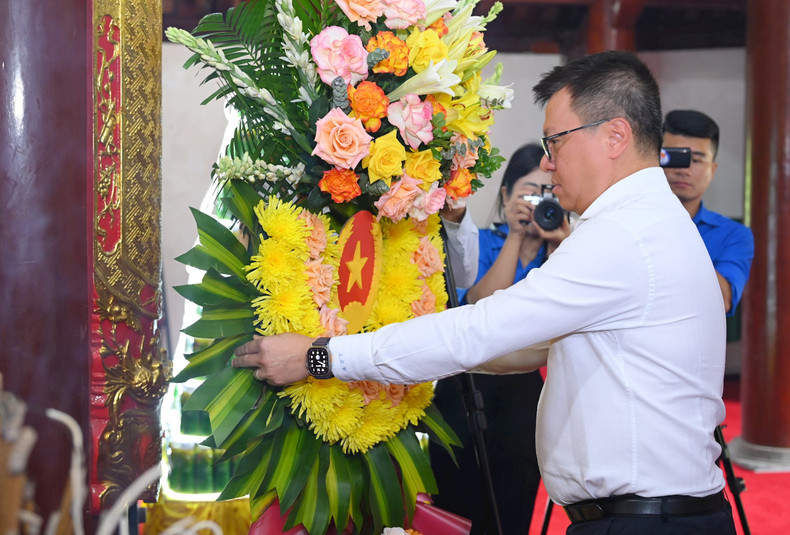 Le Quoc Minh, presidente de la Asociación de Periodistas de Vietnam, ofrece flores en homenaje al Presidente Ho Chi Minh.