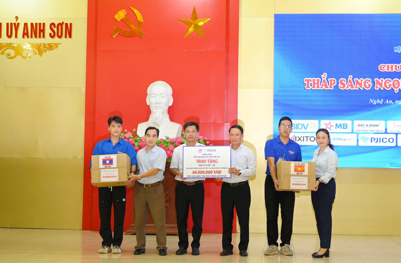 Entregan dos mil banderas de Vietnam y Laos a la junta de gestión del Cementerio Internacional de Mártires de Vietnam-Laos.