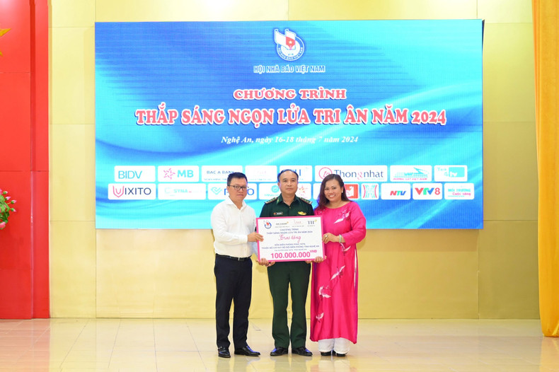 Donan dinero para apoyar la construcción de un modelo económico para la estación de guardia fronteriza de la comuna de Phuc Son, distrito de Anh Son.