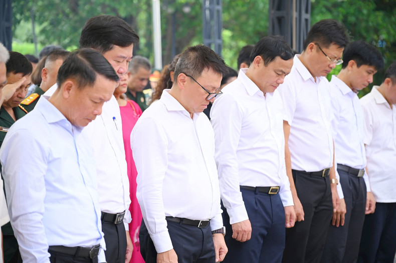 Los delegados guardan un minuto de silencio en memoria a los mártires.