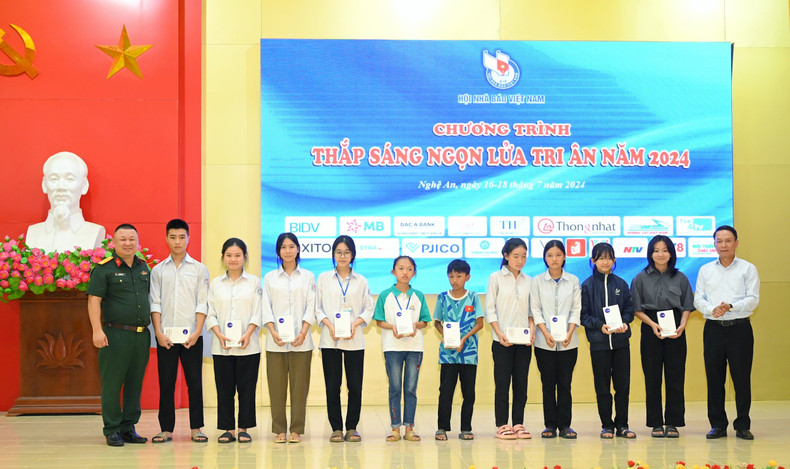 Regalan tabletas a estudiantes en circunstancias difíciles.