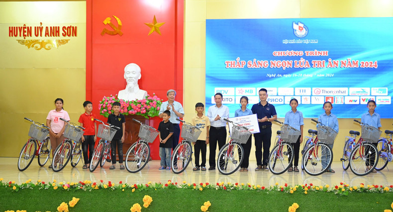 Entregan bicicletas a estudiantes con pocos recursos económicos.