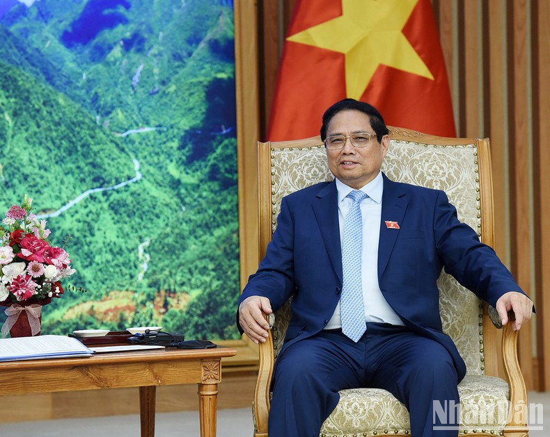 Interviene Minh Chinh.