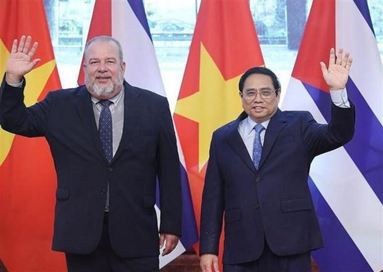 El primer ministro de Vietnam, Pham Minh Chinh (derecha) y el primer ministro de Cuba, Manuel Marrero Cruz.