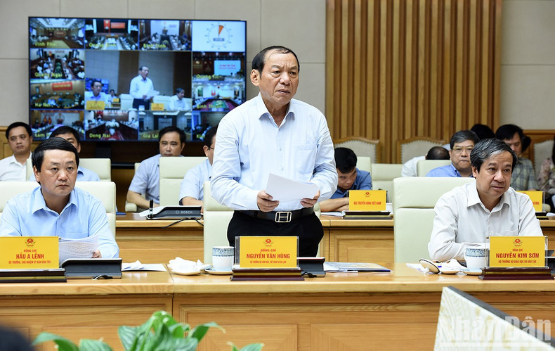 El Ministro de Cultura, Deportes y Turismo, Nguyen Van Hung, expresa sus opiniones. El Ministro de Cultura, Deportes y Turismo, Nguyen Van Hung, expresa sus opiniones.