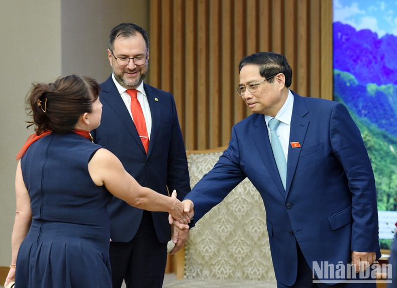 Minh Chinh da la bienvenida a los miembros de la delegación venezolada. Minh Chinh da la bienvenida a los miembros de la delegación venezolada.