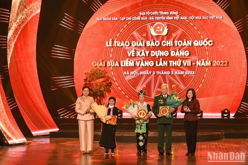 La ministra de Salud Pública, Dao Hong Lan, y la presidenta de la Unión de Mujeres de Vietnam, Ha Thi Nga, entregan flores a los destacados militantes partidistas. La ministra de Salud Pública, Dao Hong Lan, y la presidenta de la Unión de Mujeres de Vietnam, Ha Thi Nga, entregan flores a los destacados militantes partidistas.
