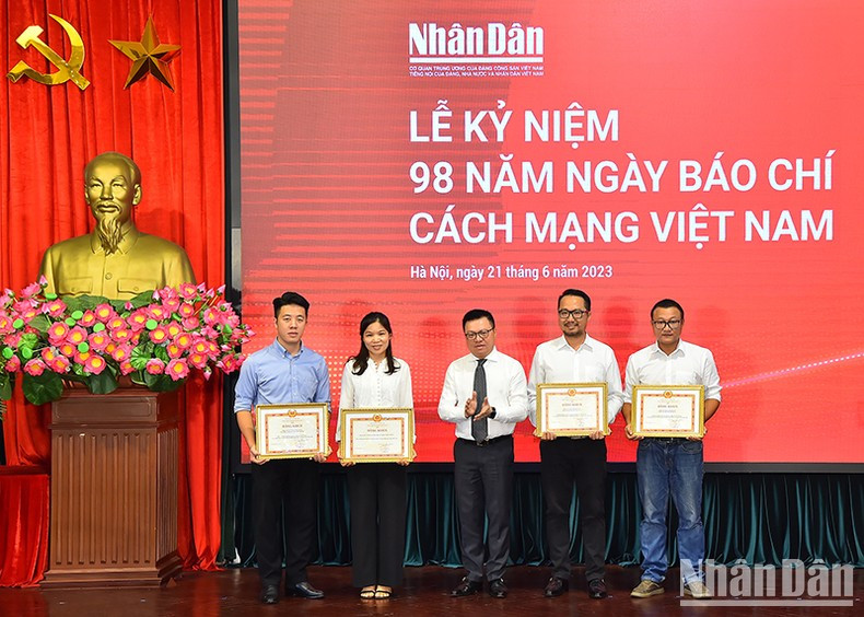 Colectivos e individuos con logros destacados reciben el certificado de mérito del presidente-editor del diario Nhan Dan.