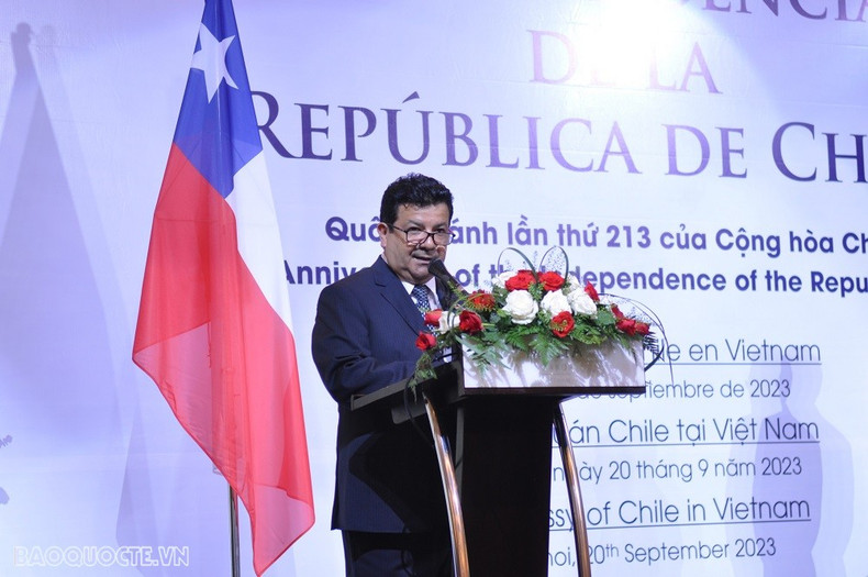 El embajador de Chile en Vietnam, Sergio Narea Guzmán, en la cita.