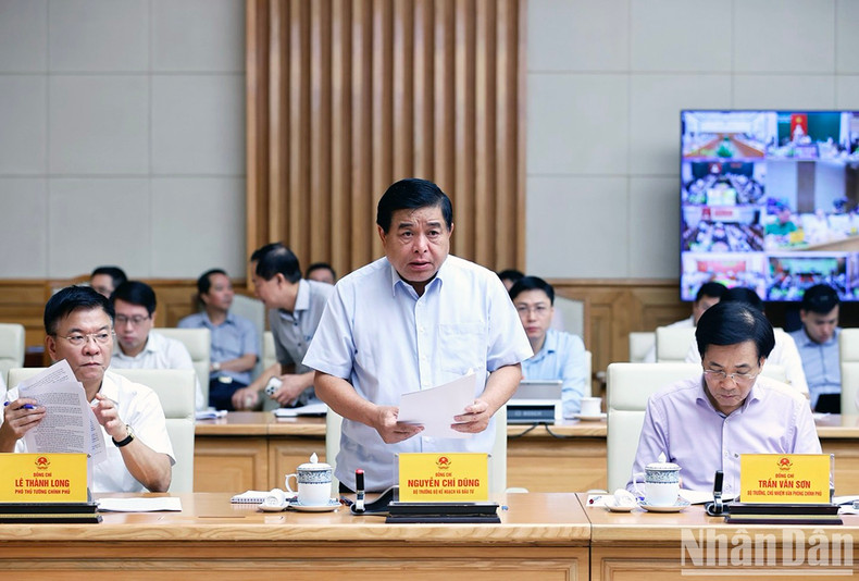 El ministro de Planificación e Inversión, Nguyen Chi Dung, informa los resultados de la implementación de la inversión pública en 2024. El ministro de Planificación e Inversión, Nguyen Chi Dung, informa los resultados de la implementación de la inversión pública en 2024.