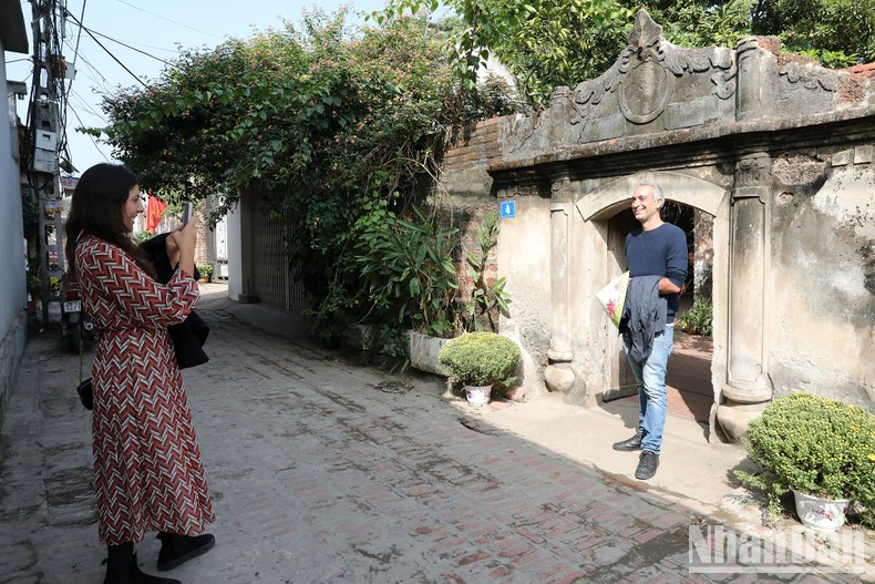 Visitan las casas antiguas en Duong Lam. Visitan las casas antiguas en Duong Lam.