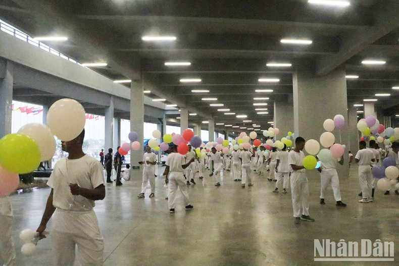 Los actores se preparan para una actuación del conjunto. Los actores se preparan para una actuación del conjunto.