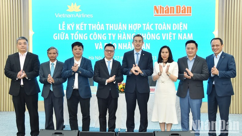 Ejecutivos de ambas entidades en la cita. Ejecutivos de ambas entidades en la cita.