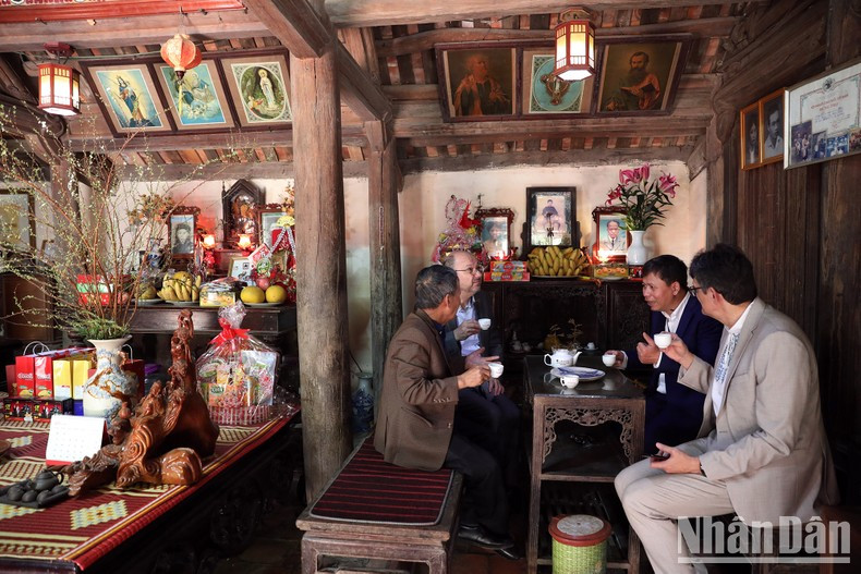 Visitantes disfrutan del té en la casa de cien años de antigüedad. Visitantes disfrutan del té en la casa de cien años de antigüedad.