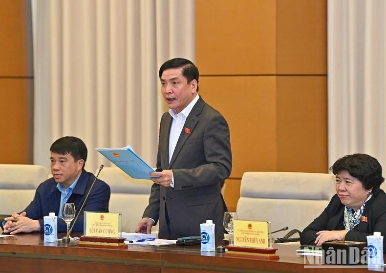 El secretario general y jefe de la Oficina de la Asamblea Nacional, Bui Van Cuong, pronuncia el discurso de apertura.