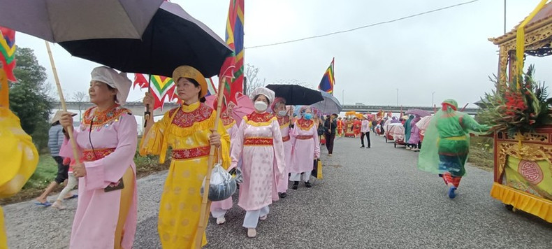 La procesión del agua con cientos de personas se extendió por más de medio kilómetro, desde el templo Tran hasta la confluencia de los ríos Rojo y Luoc.