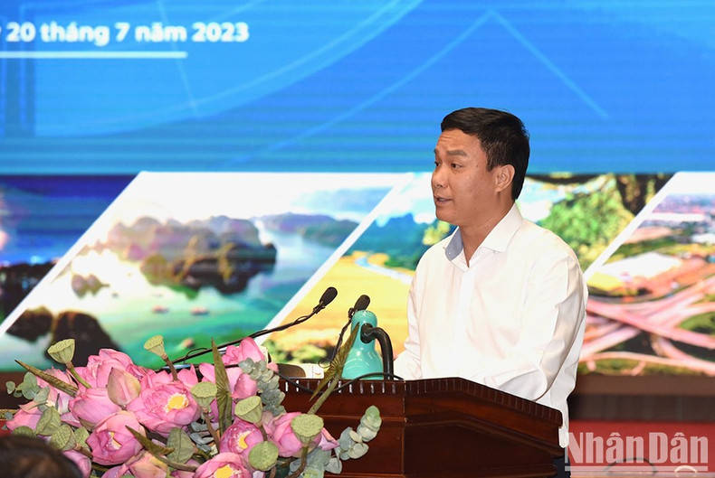 El presidente del Comité Popular de la provincia de Hai Duong, Trieu The Hung, en la cita. El presidente del Comité Popular de la provincia de Hai Duong, Trieu The Hung, en la cita.