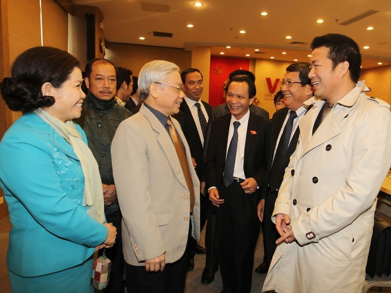 El secretario general Nguyen Phu Trong se reúne con los empresarios vietnamitas, en Hanói, el 17 de diciembre de 2011. (Foto: VNA)