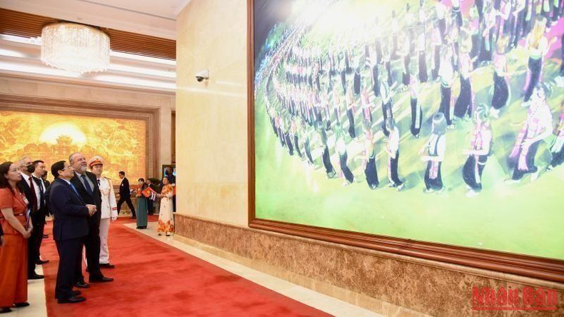 Minh Chinh presenta a Manuel Marrero Cruz la imagen del país y el pueblo de Vietnam. Minh Chinh presenta a Manuel Marrero Cruz la imagen del país y el pueblo de Vietnam.