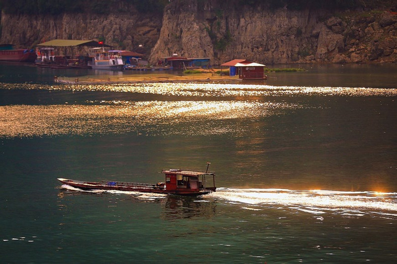 Escena tranquila en la tarde de otoño, con el sol dorado que brilla en la superficie del lago Hoa Binh. Escena tranquila en la tarde de otoño, con el sol dorado que brilla en la superficie del lago Hoa Binh.
