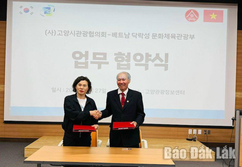 Seol Miyoung, presidenta del Consejo de Turismo y Convenciones de la ciudad de Goyang, provincia surcoreana de Gyeonggi y Thai Hong Ha, director del Servicio de Cultura, Deportes y Turismo de Dak Lak, firman el memorando de cooperación. (Foto: baodaklak.vn) Seol Miyoung, presidenta del Consejo de Turismo y Convenciones de la ciudad de Goyang, provincia surcoreana de Gyeonggi y Thai Hong Ha, director del Servicio de Cultura, Deportes y Turismo de Dak Lak, firman el memorando de cooperación. (Foto: baodaklak.vn)