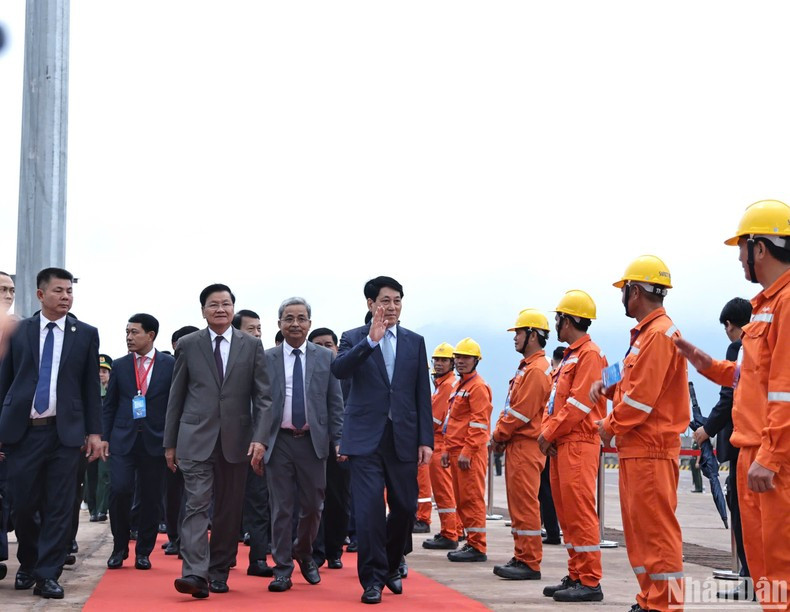 El muelle No.3 del Puerto Internacional Laos – Vietnam con una inversión total de más de 38,5 millones de dólares, con una longitud de 225m, capaz de recibir buques de carga general con un tonelaje de hasta 45 mil DWT, y una capacidad operativa de hasta 2,15 millones de toneladas de mercancías anuales. El muelle No.3 del Puerto Internacional Laos – Vietnam con una inversión total de más de 38,5 millones de dólares, con una longitud de 225m, capaz de recibir buques de carga general con un tonelaje de hasta 45 mil DWT, y una capacidad operativa de hasta 2,15 millones de toneladas de mercancías anuales.