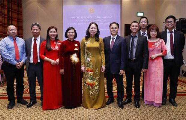 La vicepresidenta de Vietnam, Vo Thi Anh Xuan, y funcionarios diplomáticos connacionales. (Foto: VNA) La vicepresidenta de Vietnam, Vo Thi Anh Xuan, y funcionarios diplomáticos connacionales. (Foto: VNA)