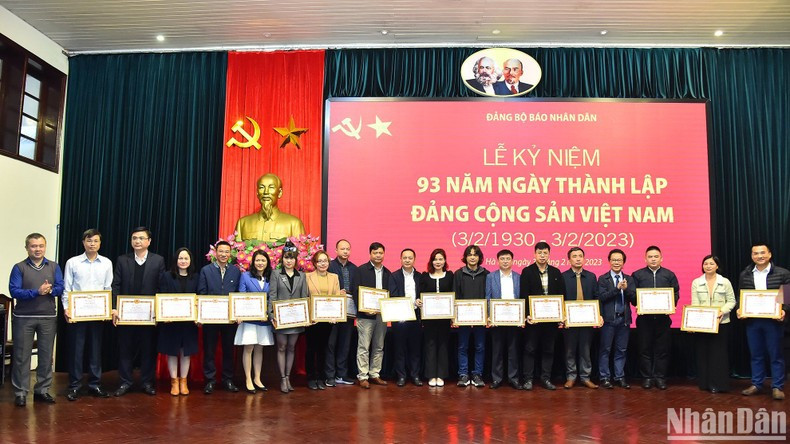 La Junta Permanente del Comité del PCV del diario Nhan Dan entregó certificados de mérito a los órganos partidistas y militantes.