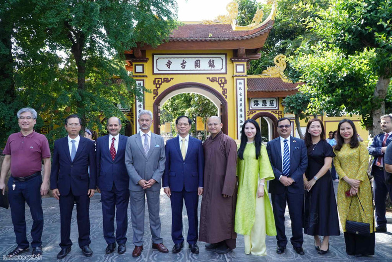 Finalizada su visita a la pagoda Tran Quoc, el ministro S. Jaishankar se dirigió a la provincia de Bac Ninh para inaugurar una estatua del famoso poeta y escritor indio Rabindranath Tagore.