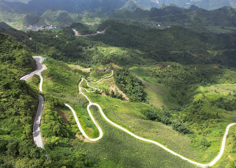 Vista desde la puerta del cielo de Quan Ba, en la comuna de Quan Ba del distrito homónimo. Vista desde la puerta del cielo de Quan Ba, en la comuna de Quan Ba del distrito homónimo.